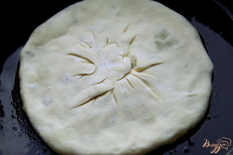 Фото приготовление рецепта: Лепешки из пельменного теста с грибами и картофелем шаг №7