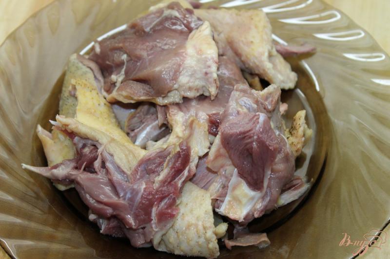 Фото приготовление рецепта: Тушенное утиное мясо с кинзой и базиликом шаг №1