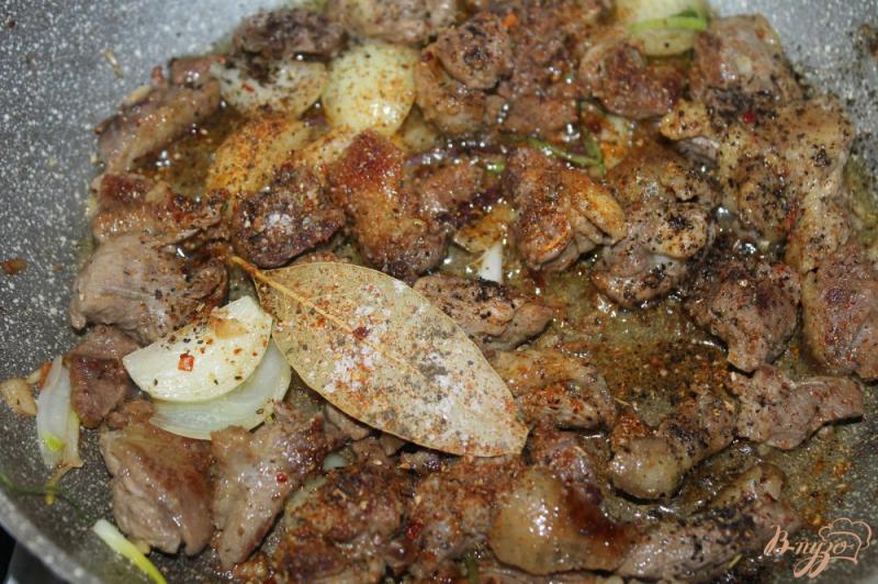 Фото приготовление рецепта: Тушенное утиное мясо с кинзой и базиликом шаг №5