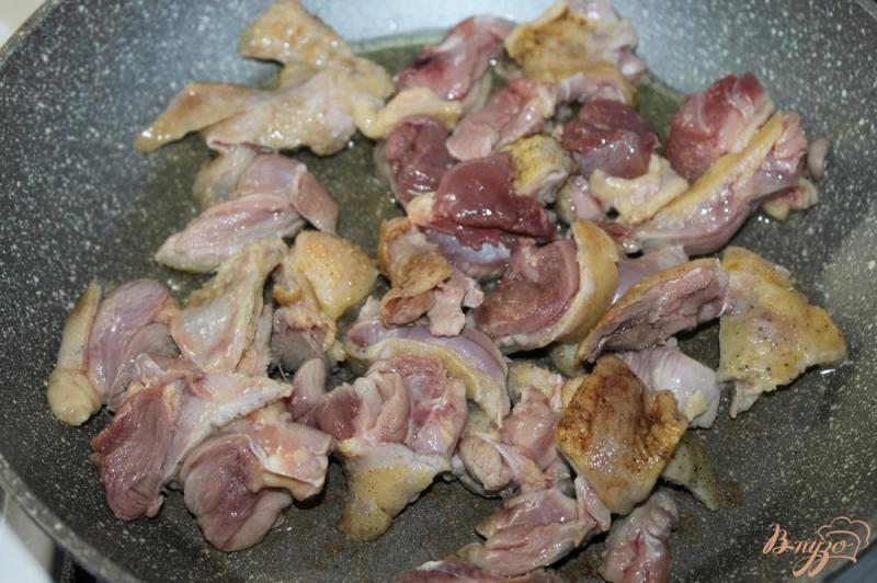 Фото приготовление рецепта: Тушенное утиное мясо с кинзой и базиликом шаг №2