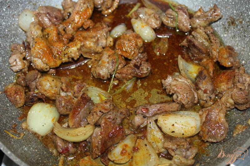 Фото приготовление рецепта: Тушенное утиное мясо с кинзой и базиликом шаг №6