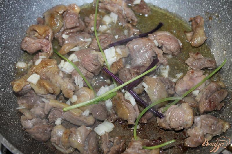 Фото приготовление рецепта: Тушенное утиное мясо с кинзой и базиликом шаг №3