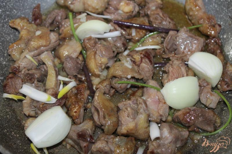 Фото приготовление рецепта: Тушенное утиное мясо с кинзой и базиликом шаг №4