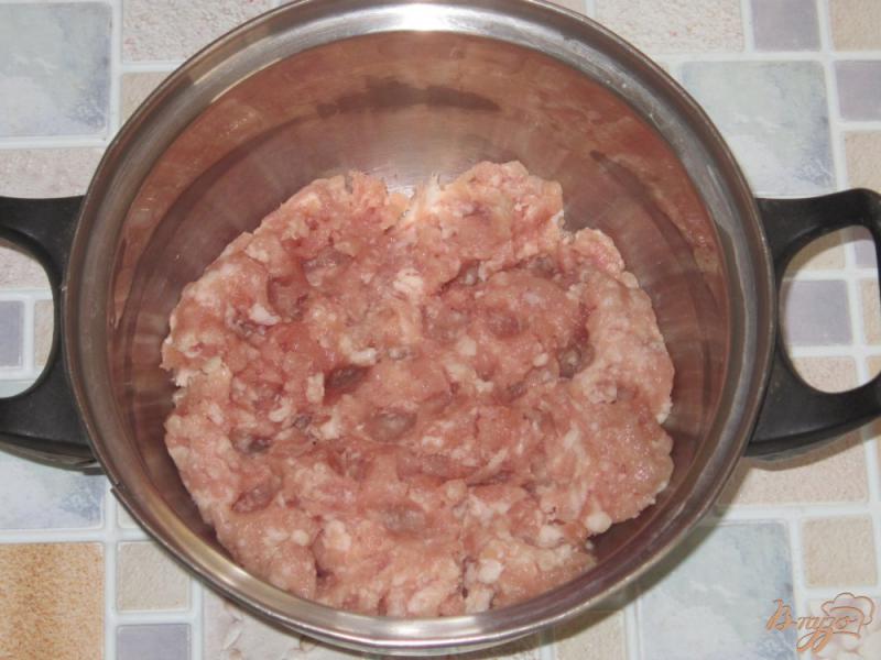 Фото приготовление рецепта: Тефтели с сыром в томатно-сливочном соусе шаг №1
