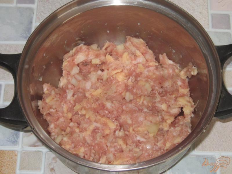 Фото приготовление рецепта: Тефтели с сыром в томатно-сливочном соусе шаг №4