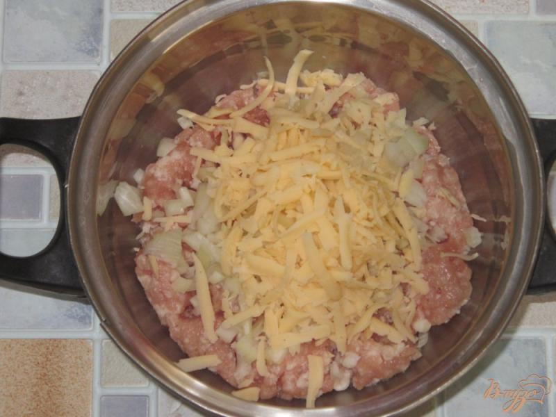Фото приготовление рецепта: Тефтели с сыром в томатно-сливочном соусе шаг №3