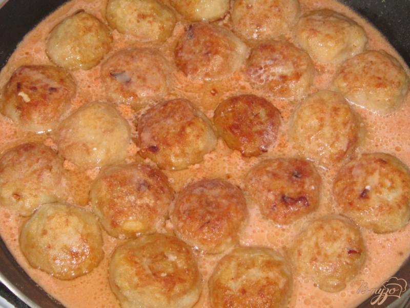 Фото приготовление рецепта: Тефтели с сыром в томатно-сливочном соусе шаг №9
