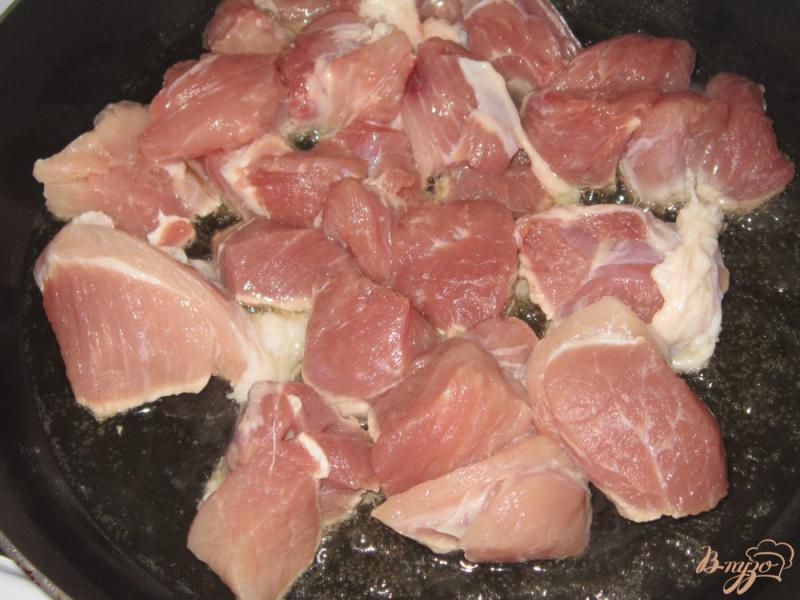 Фото приготовление рецепта: Свинина тушеная с имбирем и паприкой шаг №1