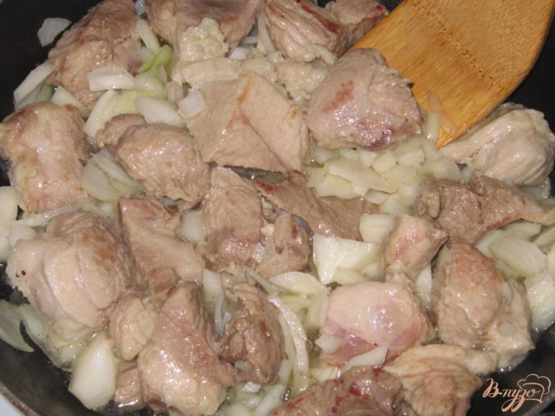 Фото приготовление рецепта: Свинина тушеная с имбирем и паприкой шаг №2
