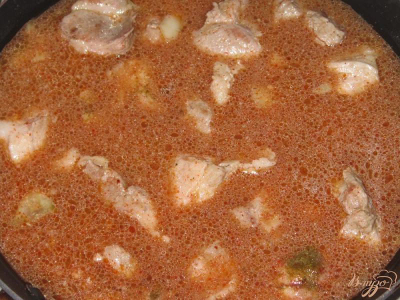 Фото приготовление рецепта: Свинина тушеная с имбирем и паприкой шаг №4