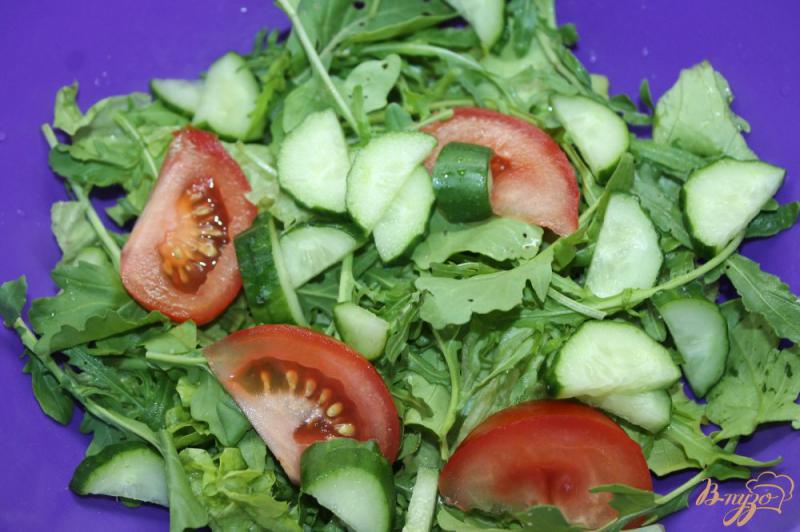 Фото приготовление рецепта: Свежий салат с куриными сердечками и фетой шаг №2