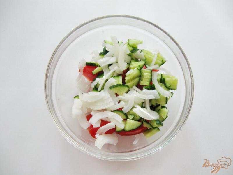 Фото приготовление рецепта: Салат с помидором и репчатым луком шаг №3
