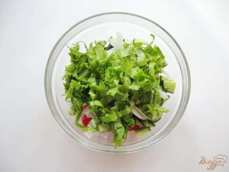 Фото приготовление рецепта: Салат с помидором и репчатым луком шаг №4