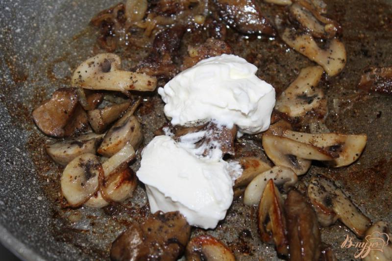 Фото приготовление рецепта: Куриная печень с грибами и зеленью шаг №3
