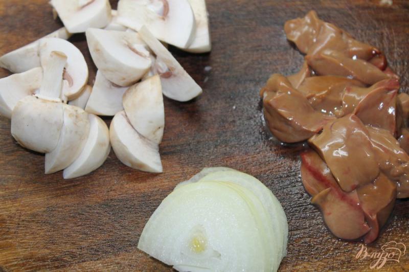 Фото приготовление рецепта: Куриная печень с грибами и зеленью шаг №1