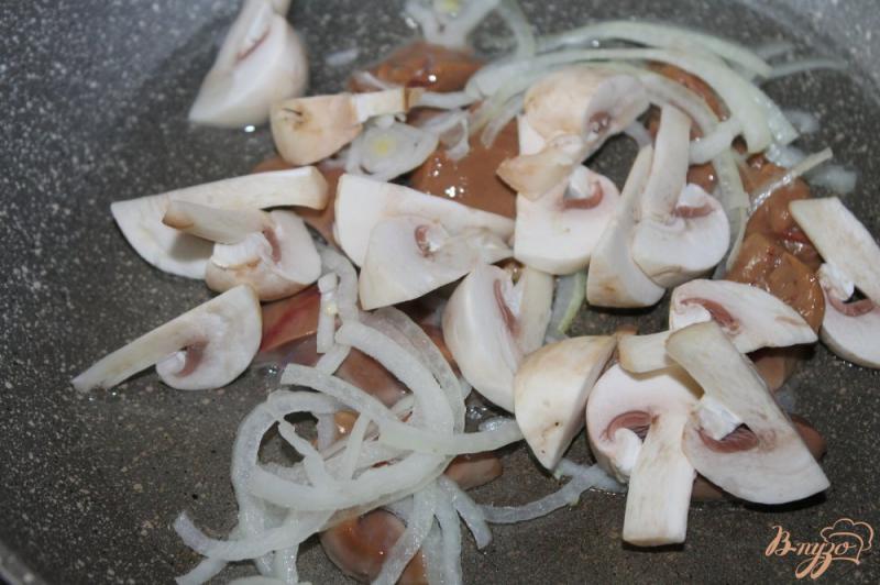 Фото приготовление рецепта: Куриная печень с грибами и зеленью шаг №2