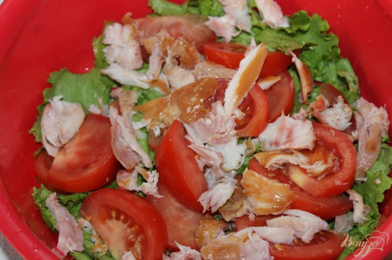 Фото приготовление рецепта: Салат с помидорами, копченой курицей и плавленным сыром шаг №3