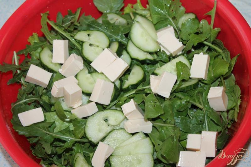 Фото приготовление рецепта: Салат с помидорами, копченой курицей и плавленным сыром шаг №4