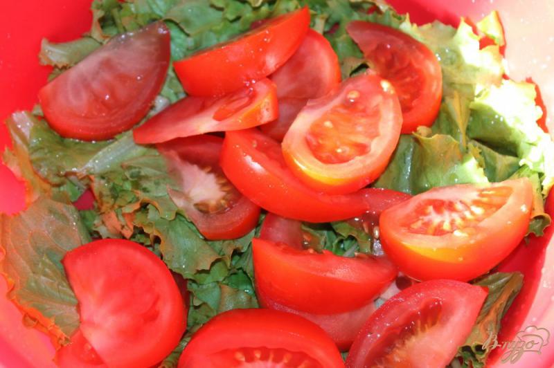 Фото приготовление рецепта: Салат с помидорами, копченой курицей и плавленным сыром шаг №2