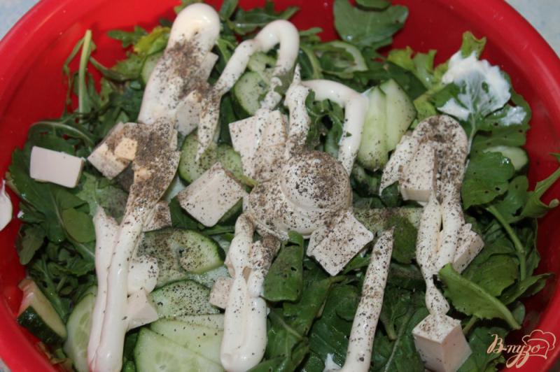 Фото приготовление рецепта: Салат с помидорами, копченой курицей и плавленным сыром шаг №5