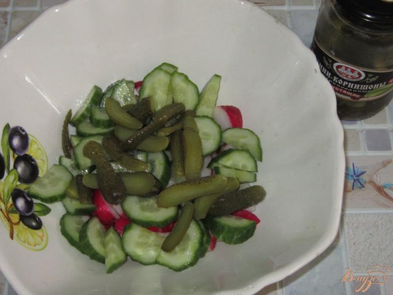 Фото приготовление рецепта: Овощной салат с капустой, редисом и корнишонами шаг №3