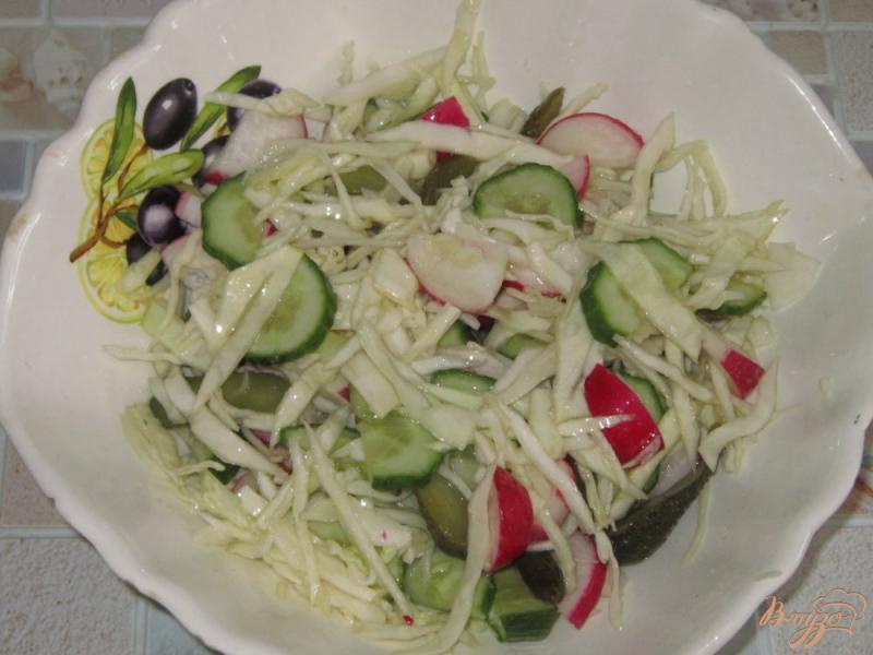Фото приготовление рецепта: Овощной салат с капустой, редисом и корнишонами шаг №5