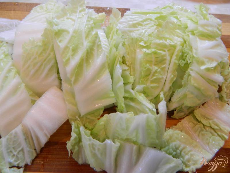 Фото приготовление рецепта: Салат из пекинской капусты с брынзой шаг №1
