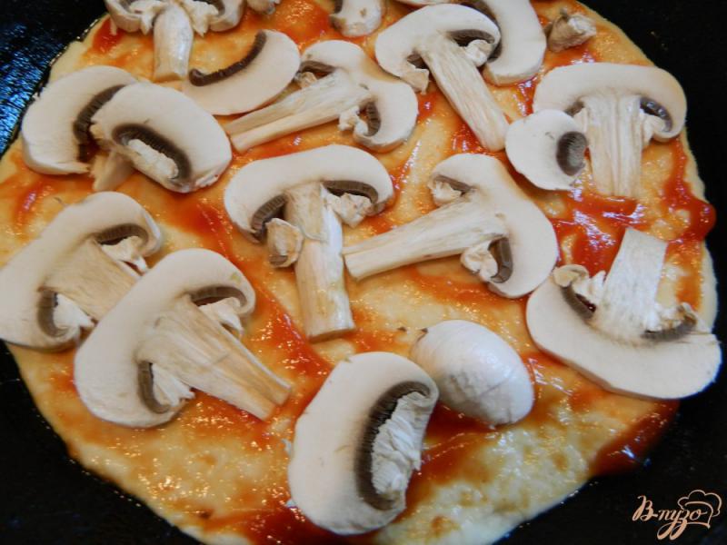Фото приготовление рецепта: Пицца с грибами, помидорами, сыром и зеленью шаг №2