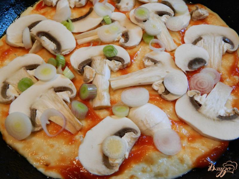 Фото приготовление рецепта: Пицца с грибами, помидорами, сыром и зеленью шаг №3