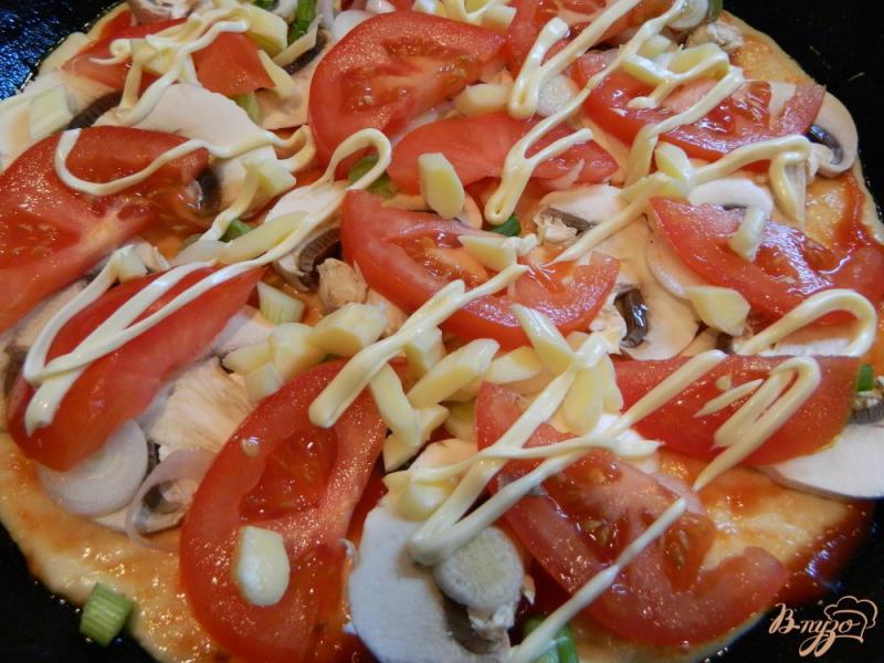 Фото приготовление рецепта: Пицца с грибами, помидорами, сыром и зеленью шаг №4