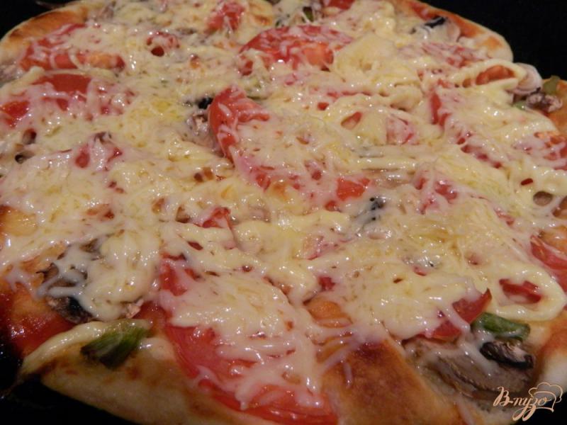 Фото приготовление рецепта: Пицца с грибами, помидорами, сыром и зеленью шаг №5
