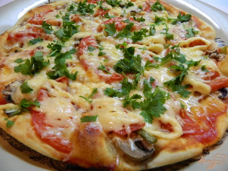 Фото приготовление рецепта: Пицца с грибами, помидорами, сыром и зеленью шаг №6