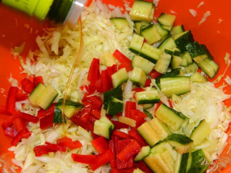 Фото приготовление рецепта: Салат из свежей капусты с болгарским перцем шаг №4