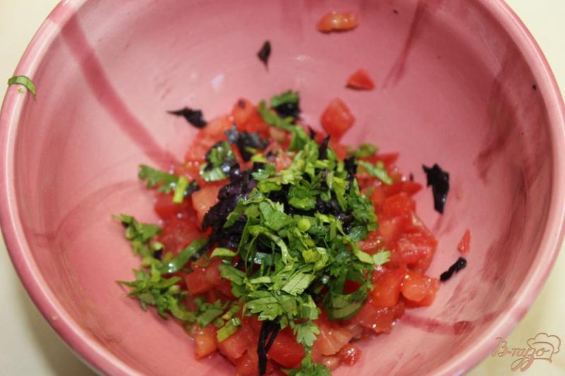 Фото приготовление рецепта: Рыбные рулеты с фетой и помидорами шаг №4