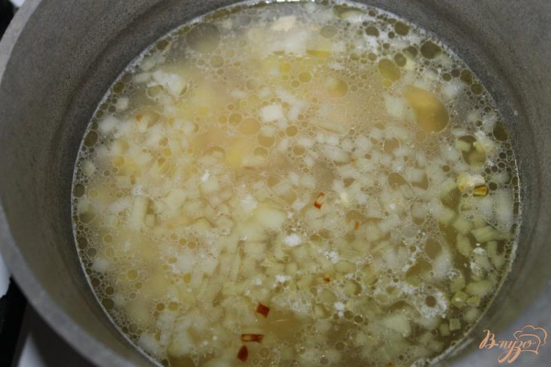 Фото приготовление рецепта: Сливочный суп с курицей и колбасой шаг №5