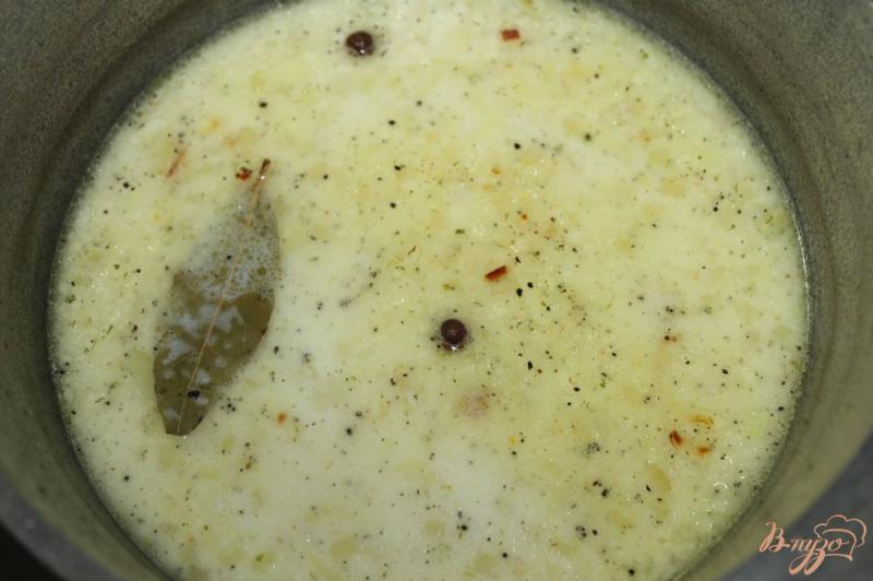 Фото приготовление рецепта: Сливочный суп с курицей и колбасой шаг №6