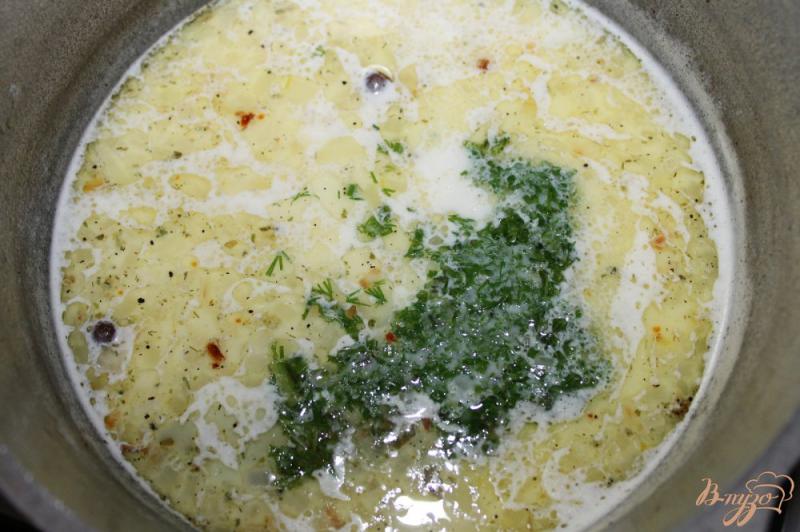 Фото приготовление рецепта: Сливочный суп с курицей и колбасой шаг №7