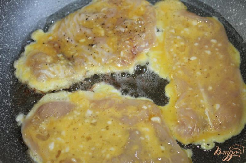 Фото приготовление рецепта: Куриные отбивные с фетой и помидорами шаг №4
