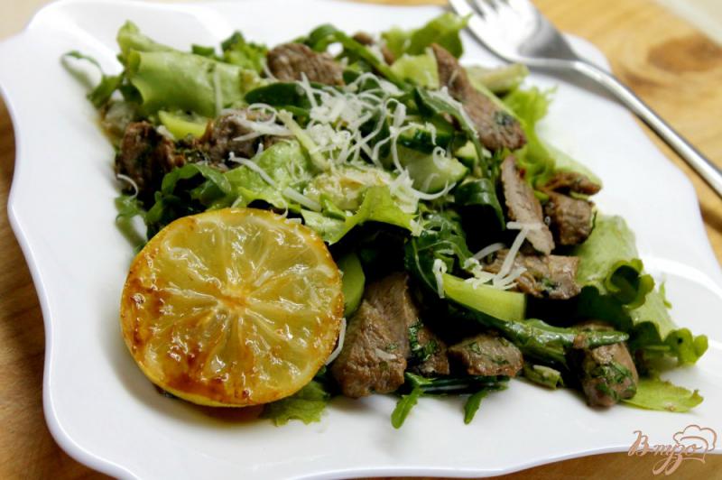 Фото приготовление рецепта: Свежий салат с уткой и киви шаг №6