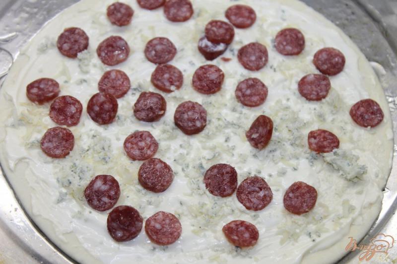 Фото приготовление рецепта: Быстрая пицца с колбасками и сырами с плесенью шаг №4