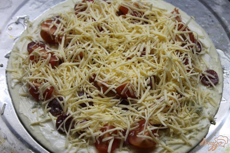 Фото приготовление рецепта: Быстрая пицца с колбасками и сырами с плесенью шаг №6