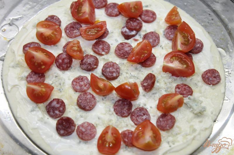 Фото приготовление рецепта: Быстрая пицца с колбасками и сырами с плесенью шаг №5