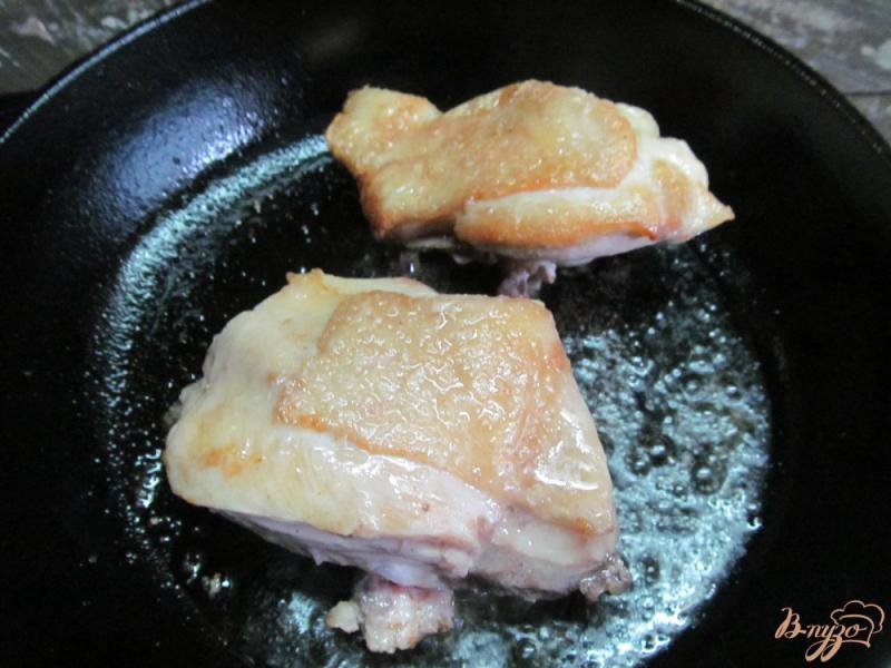 Фото приготовление рецепта: Куриные бедра с овощами шаг №1