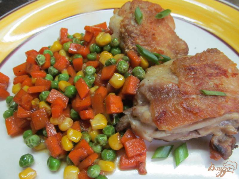 Фото приготовление рецепта: Куриные бедра с овощами шаг №4