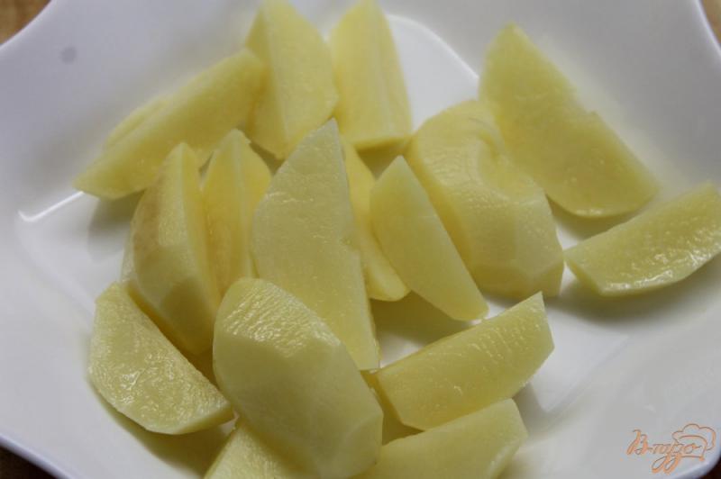 Фото приготовление рецепта: Молодой картофель с луком и шпинатом шаг №1