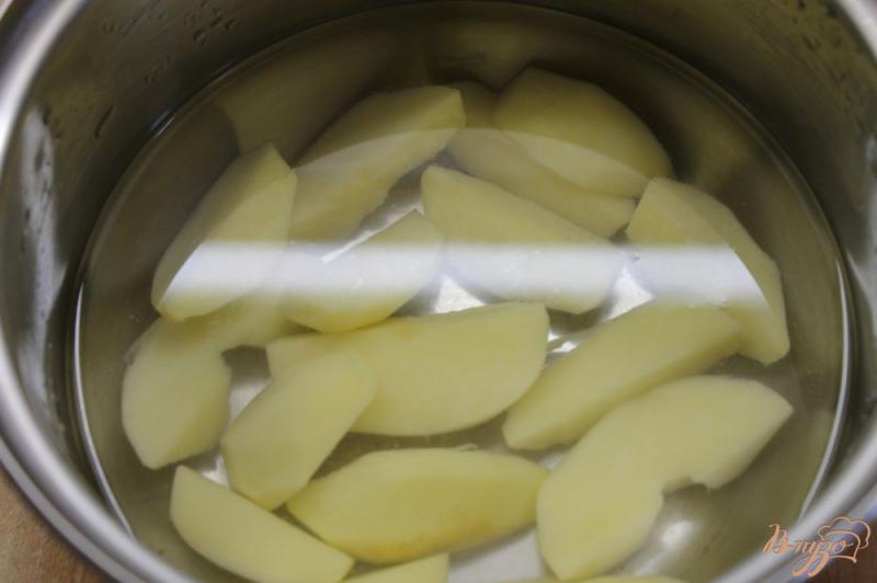 Фото приготовление рецепта: Молодой картофель с луком и шпинатом шаг №2