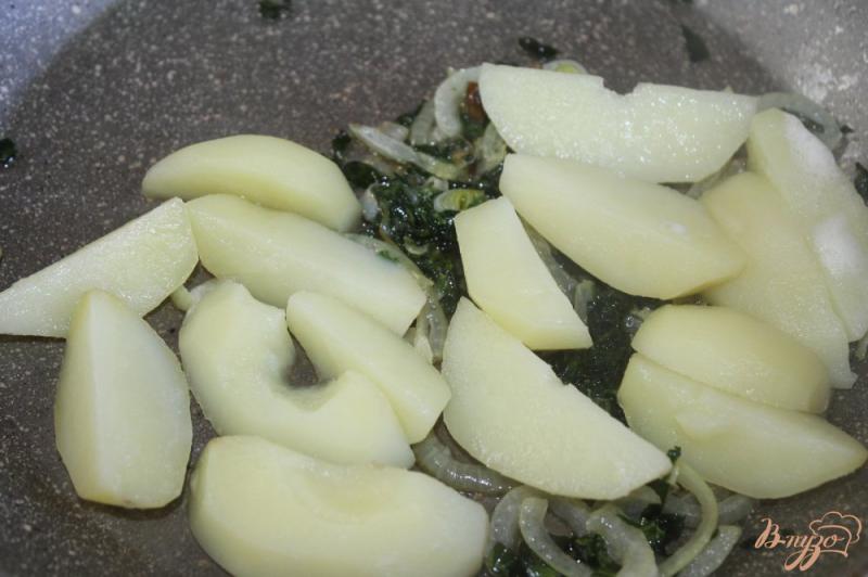 Фото приготовление рецепта: Молодой картофель с луком и шпинатом шаг №4