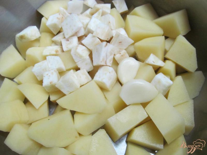 Фото приготовление рецепта: Картофель с сельдереем под горчичной заправкой шаг №1