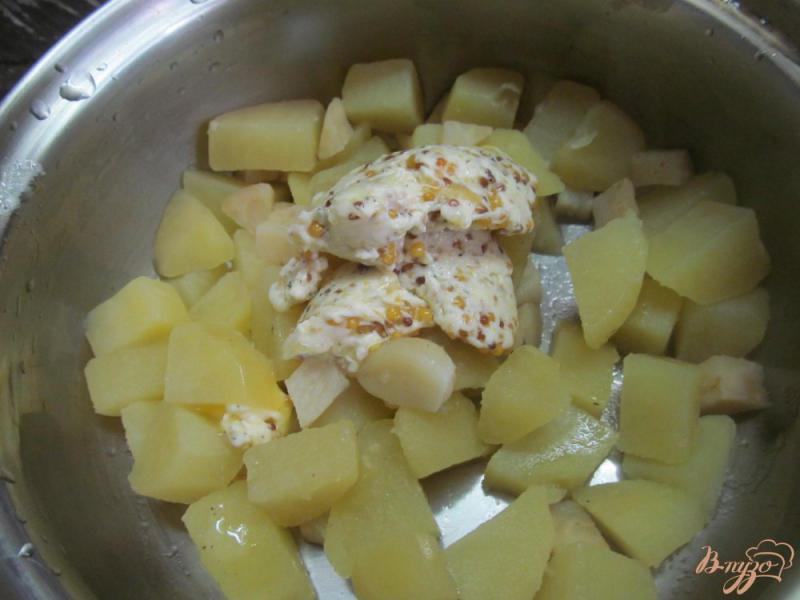 Фото приготовление рецепта: Картофель с сельдереем под горчичной заправкой шаг №3