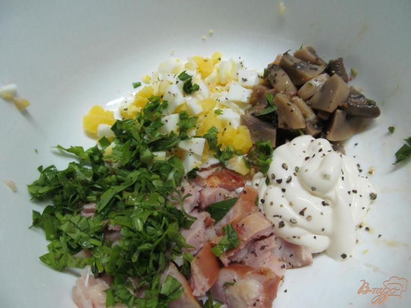 Фото приготовление рецепта: Салат из копченой курицы с яйцом и грибами шаг №3